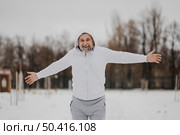 medium shot smiley man outdoors. Стоковое фото, агентство Ingram Publishing / Фотобанк Лори