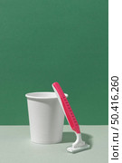 pink razor blades copy space 2. Стоковое фото, агентство Ingram Publishing / Фотобанк Лори