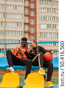 teenager spending time together outdoors 2. Стоковое фото, агентство Ingram Publishing / Фотобанк Лори