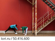 teenagers training together outdoors 8. Стоковое фото, агентство Ingram Publishing / Фотобанк Лори
