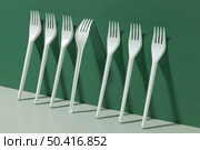 white plastic forks side view. Стоковое фото, агентство Ingram Publishing / Фотобанк Лори