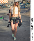Beautiful and sexy street girl with her skateboard. Стоковое фото, агентство Ingram Publishing / Фотобанк Лори