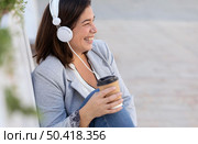 chubby girl listening music outdoors 3. Стоковое фото, агентство Ingram Publishing / Фотобанк Лори