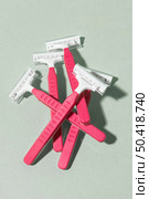 disposable plastic pink razor blades. Стоковое фото, агентство Ingram Publishing / Фотобанк Лори