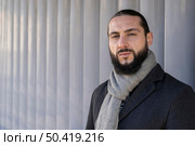 handsome man posing outdoors with copy space. Стоковое фото, агентство Ingram Publishing / Фотобанк Лори
