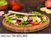 cooked meat veggies kebab wooden board. Стоковое фото, агентство Ingram Publishing / Фотобанк Лори
