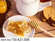 honeycomb with tea bread table. Стоковое фото, агентство Ingram Publishing / Фотобанк Лори