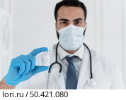 male doctor holding vaccine recipient. Стоковое фото, агентство Ingram Publishing / Фотобанк Лори