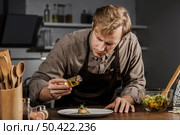 mid shot chef plating dish with oil. Стоковое фото, агентство Ingram Publishing / Фотобанк Лори
