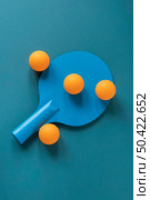 top view new ping pong paddle with balls. Стоковое фото, агентство Ingram Publishing / Фотобанк Лори