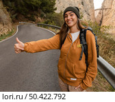 woman hitch hiking car mountains. Стоковое фото, агентство Ingram Publishing / Фотобанк Лори