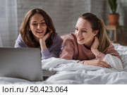 beautiful happy friends spending time together 11. Стоковое фото, агентство Ingram Publishing / Фотобанк Лори