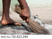 close up hand sweeping. Стоковое фото, агентство Ingram Publishing / Фотобанк Лори