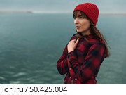 Beautiful woman felling cold near the lake. Стоковое фото, агентство Ingram Publishing / Фотобанк Лори