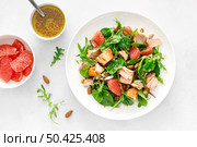 Grilled salmon salad with grapefruit, almonds and salad mix. Top view. Стоковое фото, агентство Ingram Publishing / Фотобанк Лори