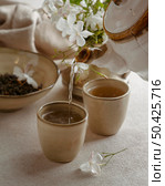 close up teapot pouring tea. Стоковое фото, агентство Ingram Publishing / Фотобанк Лори