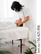 female osteopathist treating young woman hospital. Стоковое фото, агентство Ingram Publishing / Фотобанк Лори