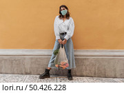 front view woman with face mask grocery bags outside. Стоковое фото, агентство Ingram Publishing / Фотобанк Лори