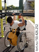 full shot disabled man doing sport. Стоковое фото, агентство Ingram Publishing / Фотобанк Лори