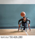 full shot man wheelchair playing game. Стоковое фото, агентство Ingram Publishing / Фотобанк Лори