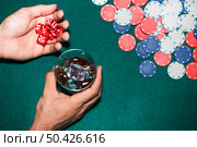 man s hand holding red dices whisky glass poker table. Стоковое фото, агентство Ingram Publishing / Фотобанк Лори