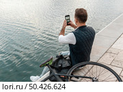 man sitting his bike taking lake. Стоковое фото, агентство Ingram Publishing / Фотобанк Лори