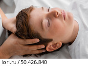osteopathist treating boy hospital. Стоковое фото, агентство Ingram Publishing / Фотобанк Лори