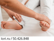 osteopathist treating patient s legs hospital. Стоковое фото, агентство Ingram Publishing / Фотобанк Лори