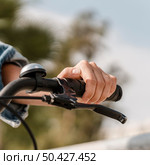 woman holding her hand handlebar grip. Стоковое фото, агентство Ingram Publishing / Фотобанк Лори