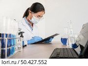 woman working with chemical substances 2. Стоковое фото, агентство Ingram Publishing / Фотобанк Лори