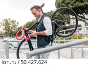 young man holding his bike. Стоковое фото, агентство Ingram Publishing / Фотобанк Лори