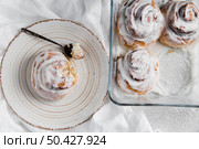top view delicious cinnamon rolls concept 3. Стоковое фото, агентство Ingram Publishing / Фотобанк Лори