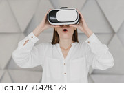 woman using virtual reality headset being amazed. Стоковое фото, агентство Ingram Publishing / Фотобанк Лори