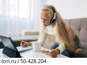 young girl studying home 2. Стоковое фото, агентство Ingram Publishing / Фотобанк Лори