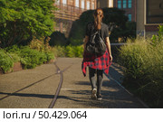 Beautiful woman walking on the HighLine Park, NYC. Стоковое фото, агентство Ingram Publishing / Фотобанк Лори