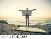 Beautiful female Surfer looking for the waves. Стоковое фото, агентство Ingram Publishing / Фотобанк Лори