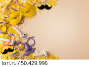 carnival cute mask copy space golden confetti. Стоковое фото, агентство Ingram Publishing / Фотобанк Лори