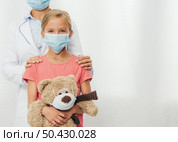 close up doctor holding girl. Стоковое фото, агентство Ingram Publishing / Фотобанк Лори