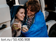 man woman hugging while road tripping. Стоковое фото, агентство Ingram Publishing / Фотобанк Лори