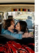 man woman wanting kiss van. Стоковое фото, агентство Ingram Publishing / Фотобанк Лори