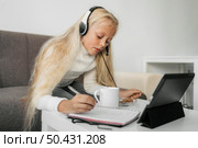 portrait girl paying attention online class 10. Стоковое фото, агентство Ingram Publishing / Фотобанк Лори