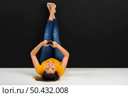 Beautiful woman lying in the floor and texting a sms. Стоковое фото, агентство Ingram Publishing / Фотобанк Лори