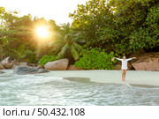 Beautiful woman enjoying the beautiful beachs of Praslin, Seychelles. Стоковое фото, агентство Ingram Publishing / Фотобанк Лори