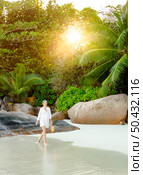 Beautiful woman enjoying the beautiful beachs of Praslin, Seychelles. Стоковое фото, агентство Ingram Publishing / Фотобанк Лори