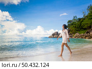 Beautiful woman enjoying the beautiful beachs of Praslin, Seychelles. Стоковое фото, агентство Ingram Publishing / Фотобанк Лори