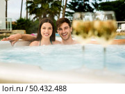 Young couple inside a jacuzzi and tasting wine. Стоковое фото, агентство Ingram Publishing / Фотобанк Лори