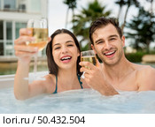 Young couple inside a jacuzzi and toasting . Стоковое фото, агентство Ingram Publishing / Фотобанк Лори