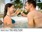 Young couple inside a jacuzzi and toasting . Стоковое фото, агентство Ingram Publishing / Фотобанк Лори