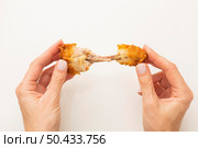 chicken drumsticks leftovers hands. Стоковое фото, агентство Ingram Publishing / Фотобанк Лори