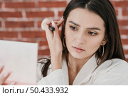 close up woman putting make up. Стоковое фото, агентство Ingram Publishing / Фотобанк Лори